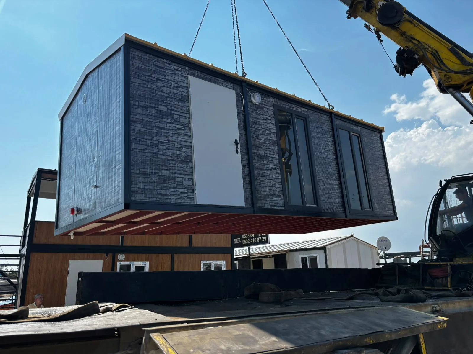 Şahinler Prefabrik'in taş desenli konteyner evinin vinçle montajı