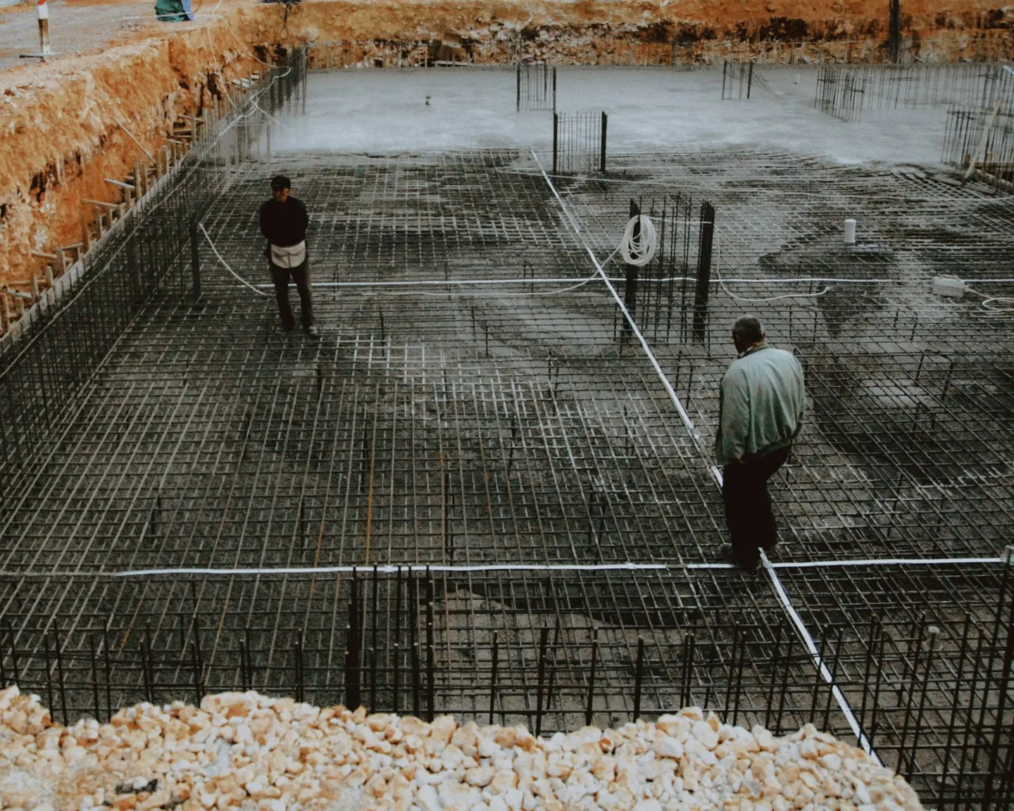 Betonarme temel için demir donatı hazırlığı yapılan kaba inşaat alanı